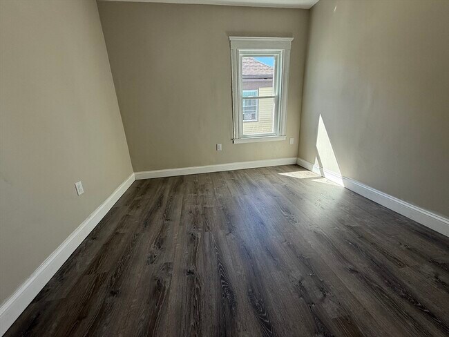 Building Photo - 68 Ash St