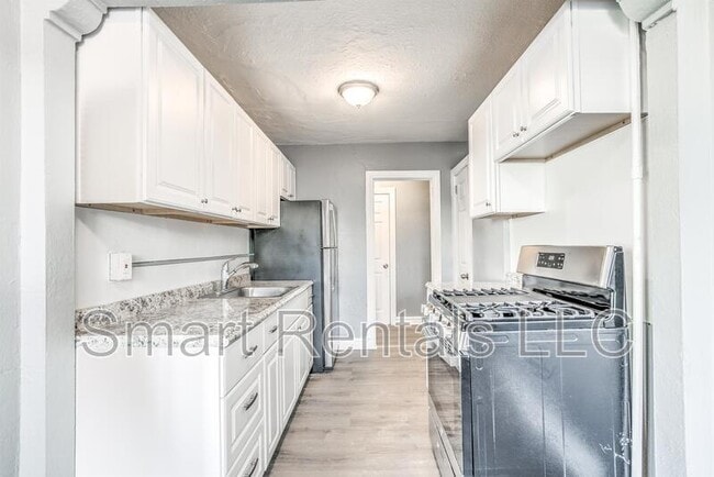 Building Photo - 807 Clara Ave