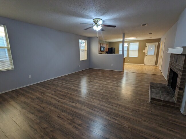 Building Photo - 16424 Red River Ln