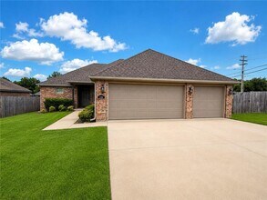 Building Photo - Nice 3 bedroom 2 bath 3 car garage home in East Fayetteville