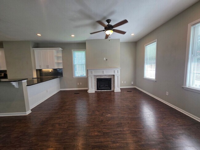 Building Photo - 212 Elm Ave