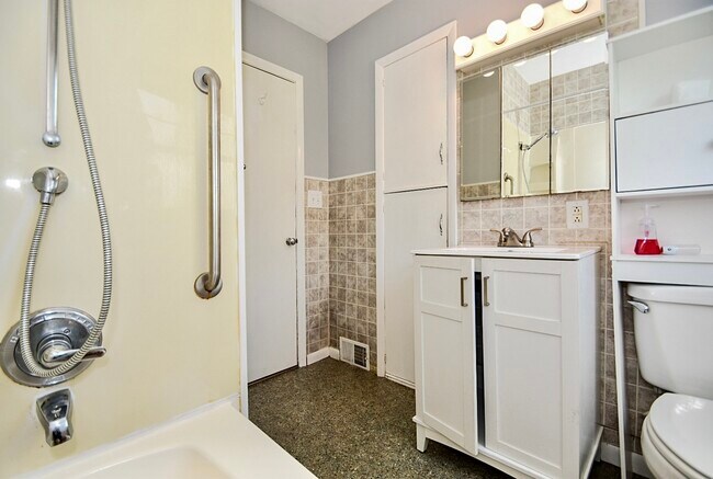 Building Photo - 1608 S Freedom Ave