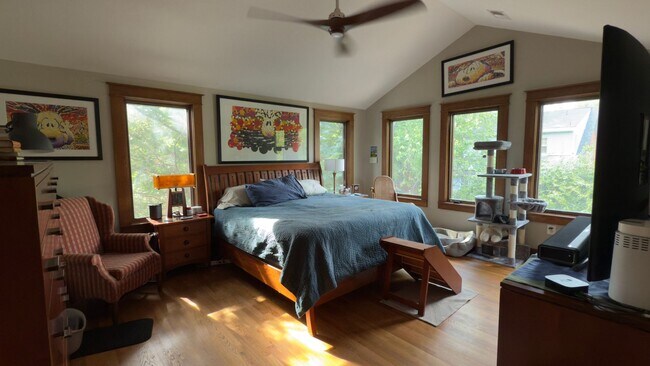 Building Photo - Incredible Enlarged Home Close to Downtown...