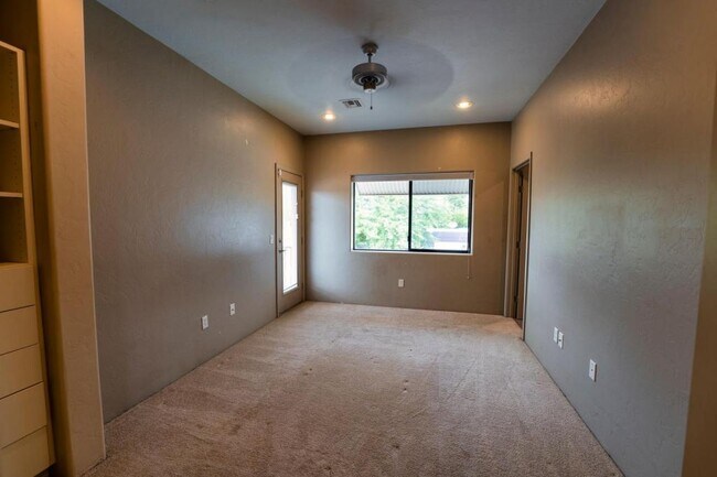 Building Photo - 2010 E 1st St