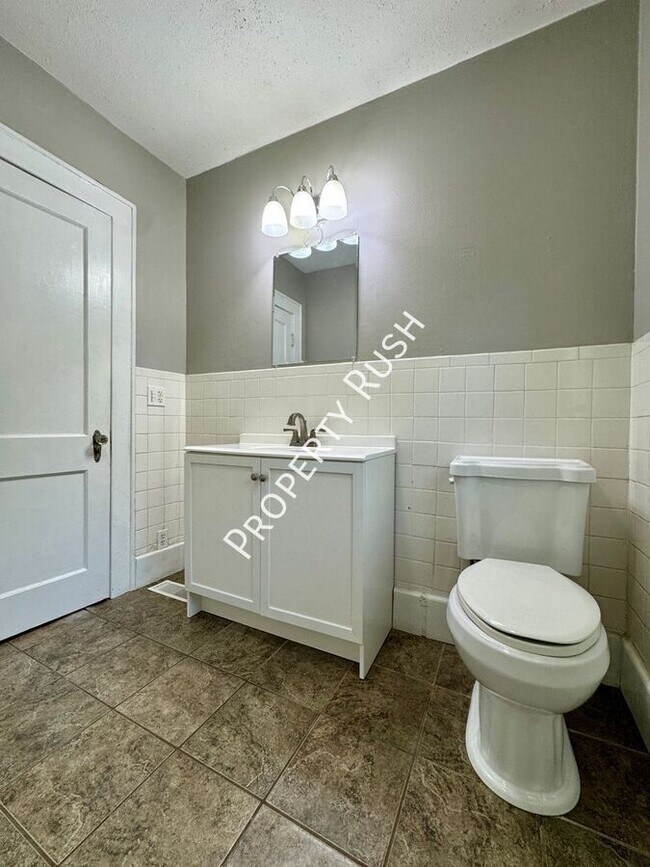 Building Photo - 4502 S Choctaw Dr
