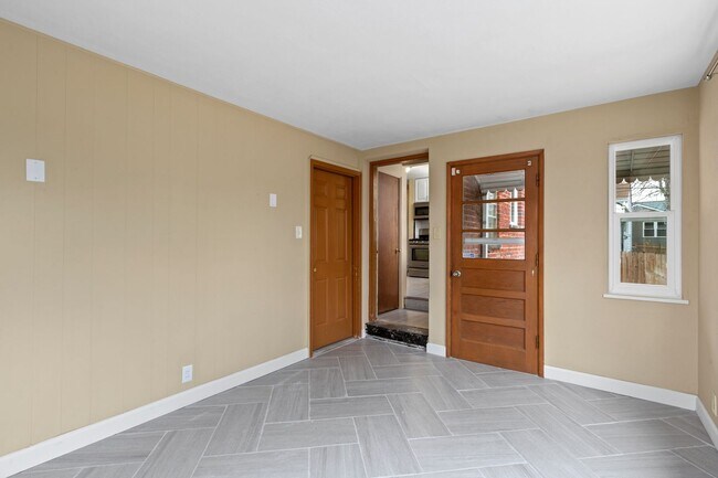 Building Photo - COMING SOON - Cozy & Charming Crestwood Single Family Home!