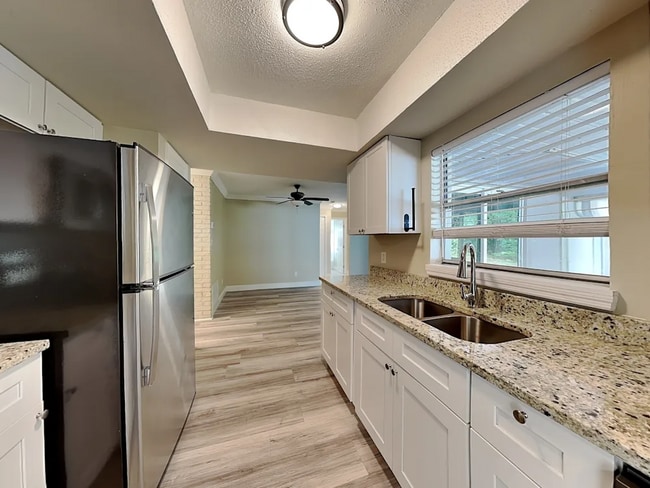 Building Photo - 1556 Nottingham Dr