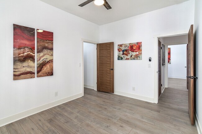 Building Photo - St. Louis Duplex