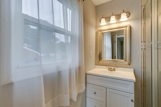 Building Photo - 1011 Robinson Rd