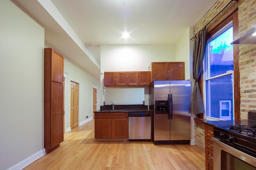 Primary Photo - 2609 W Potomac Ave