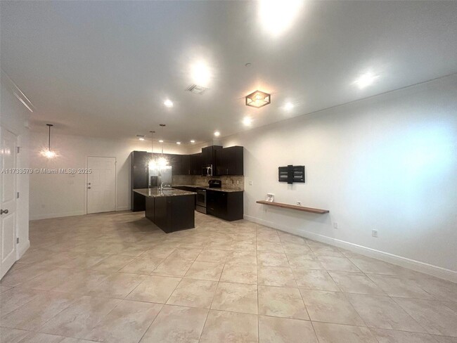 Building Photo - 8280 Cascada Isles Dr