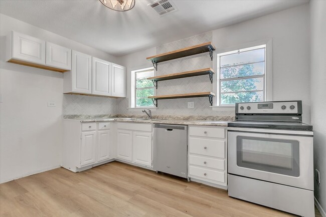 Building Photo - 2116 Andover Ct