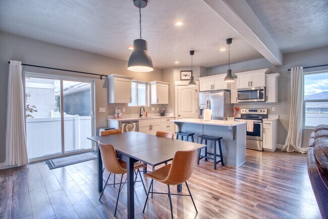 Building Photo - 8636 N Cypress Alley