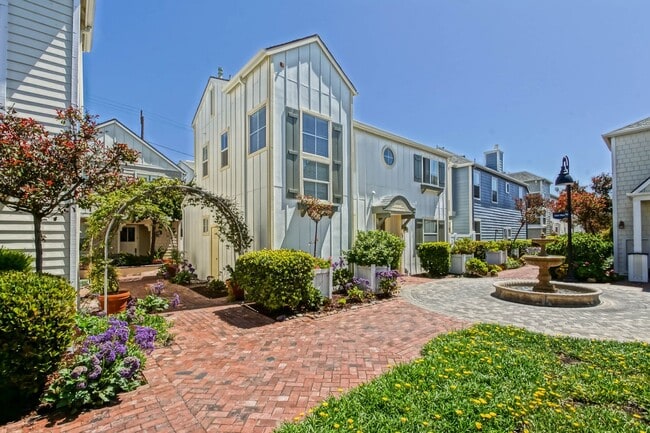 Building Photo - BEAUTIFUL, BRIGHT & AIRY, 3BR2.5BA TOWNHOME ON THE WESTERN-MOST CORNER/END OF THE EXCLUSIVE 1800 ...