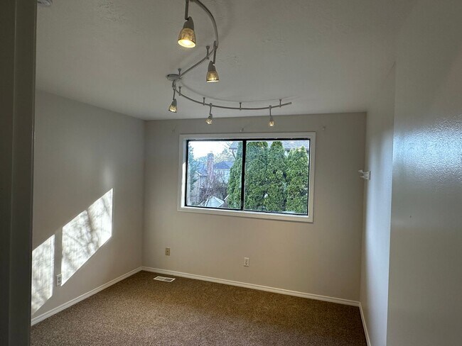 Building Photo - Beautiful 4BD Home | Fireplace, Fenced Backyard, Deck, Garage & A/C