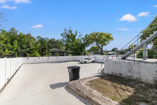 Building Photo - 911 E 23rd Ave