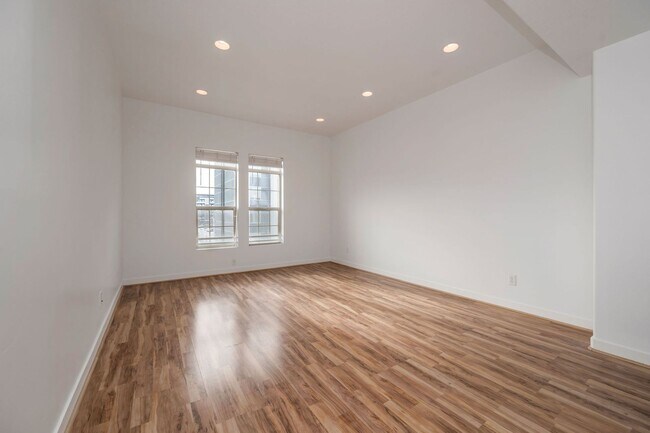 Building Photo - Stunning Down Town Condo in Secure Building