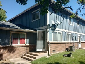 Building Photo - 2 bed, 1 Bath, 900 sqft with washer/dryer ...
