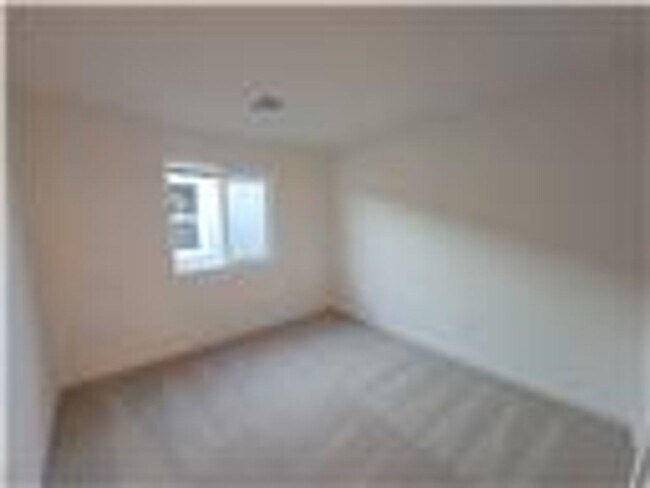 Building Photo - Beautiful 4 bedroom House