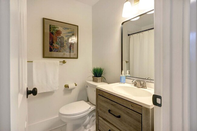 Building Photo - 306 E Victory Dr