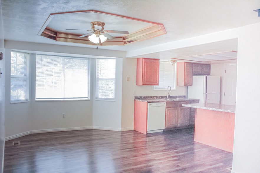 Kitchen/dining area/bay window - 4117 W 475 N