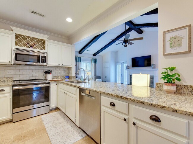 Building Photo - A picture perfect cottage home ready for you with community pool!