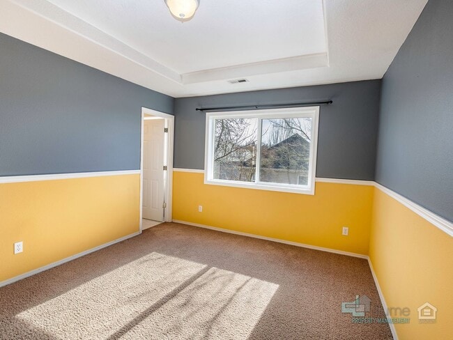 Building Photo - 2 Bedroom, 2.5 Bath Close to Nike and Intel!