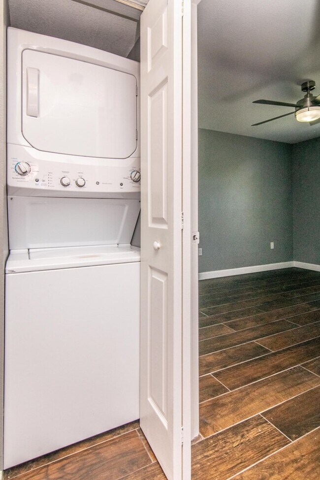 Building Photo - 214 Lake Parsons Grn