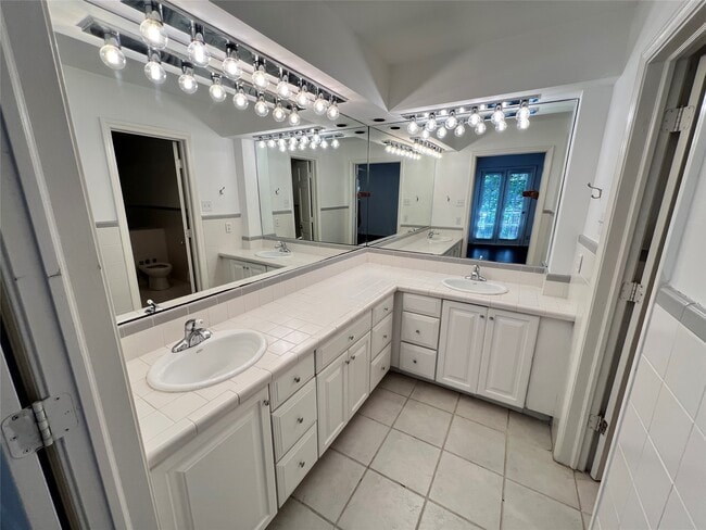 Building Photo - 919 S Ripple Creek Dr