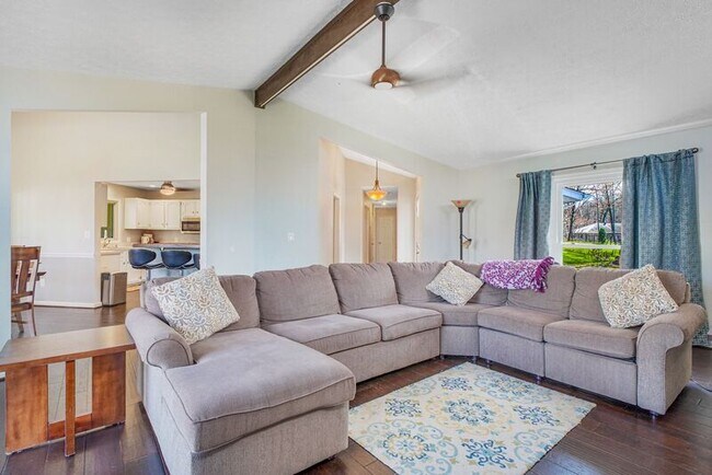 Building Photo - 306 Happy Creek Rd