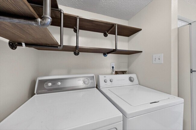 Building Photo - NE Affordable 2/BD 1/BA 1/CG 2nd Story NE Condo