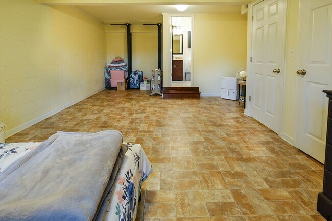 Building Photo - 15 White Street Extension