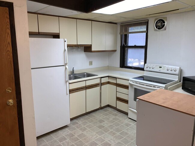 3BDR with hardwood floors - 438 N Frances St