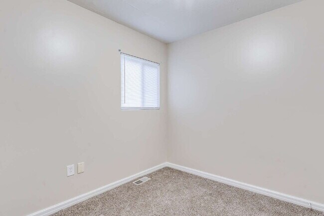 Building Photo - "Charming 2-Bedroom Duplex with Full Bath in Wichita – Cozy 672 Sq Ft Gem at 4910 E Gilbert!"