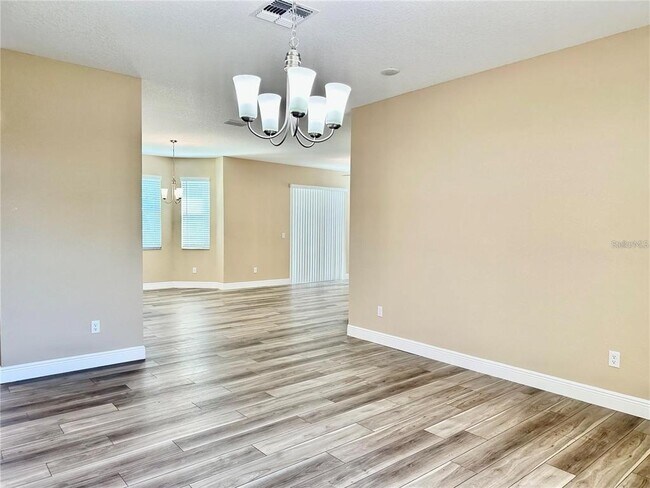Building Photo - 13075 House Finch Rd