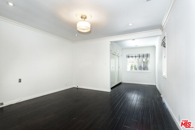 Building Photo - 1210 S Bedford Dr