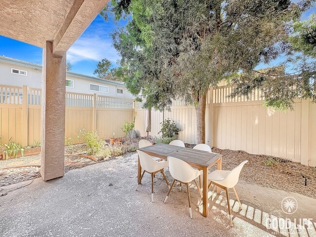 Building Photo - Beautiful Updated 2 Bed 2.5 Bath Condo in ...