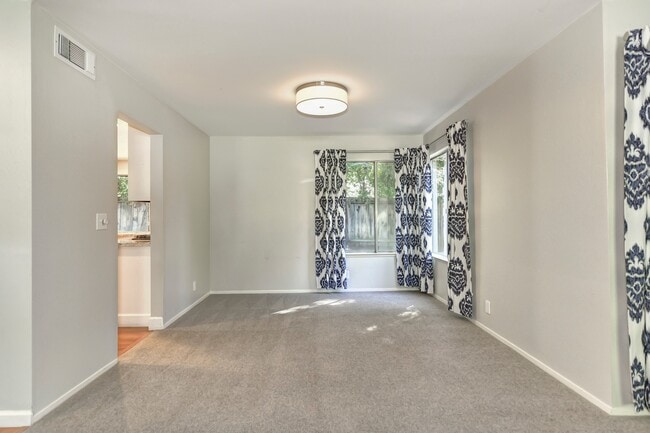 Building Photo - STUNNING 4BD / 2.5BTH SINGLE FAMILY RIGHT ...