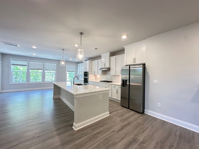 Building Photo - SPACIOUS TOWNHOME