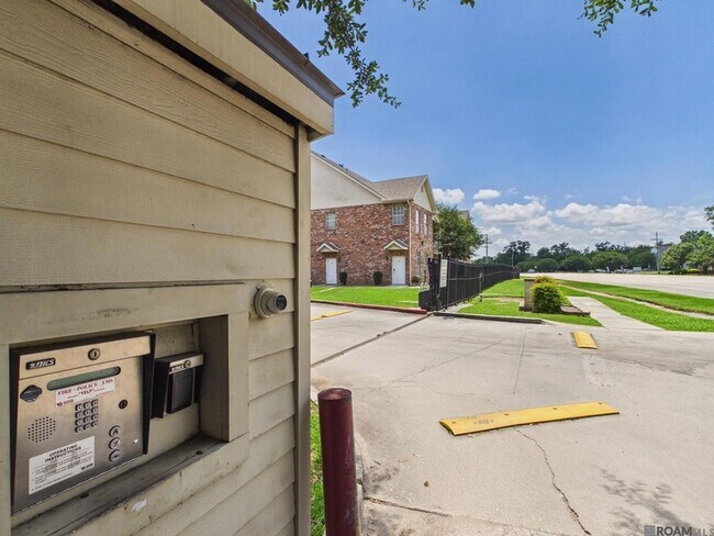 Building Photo - 4441 Burbank Dr