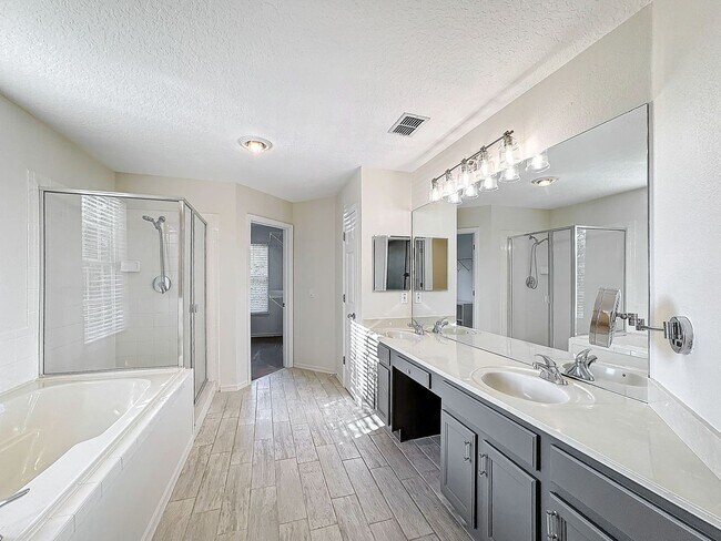 Building Photo - Stunning 5-Bedroom Home in North Village o...