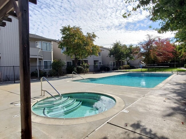 Building Photo - Spacious Downstairs Condo, New Wood Floori...