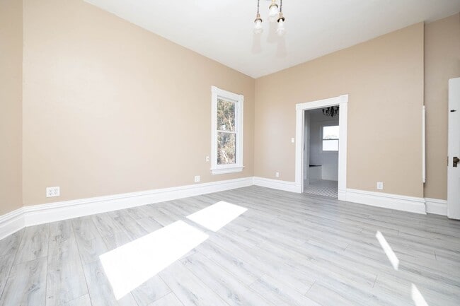 Building Photo - Beautiful 2bed/2bath Victorian style home with extra room for an office and bonus attic room!