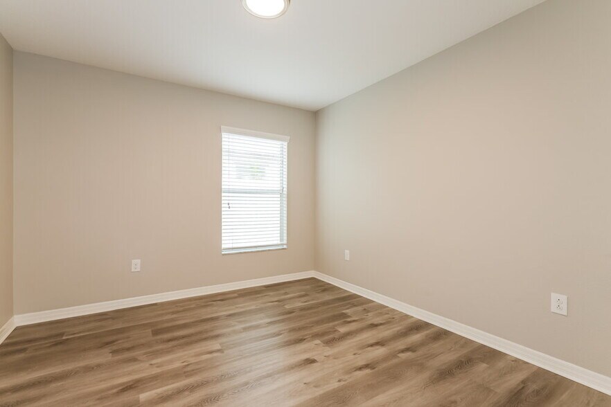 Building Photo - 1709 Oak Pond St