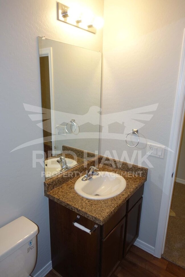 Building Photo - Charming Three Bedroom, Two Bathroom Cooli...