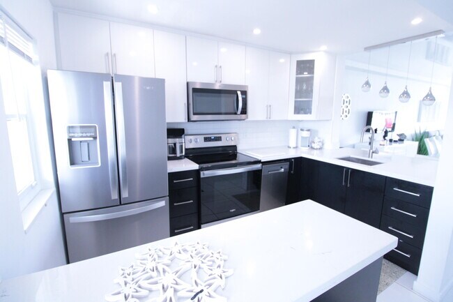 Building Photo - 470 Paradise Isle Blvd