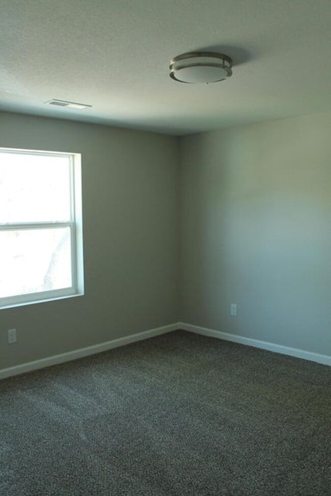 Building Photo - Modern Charm Meets Prime Location!