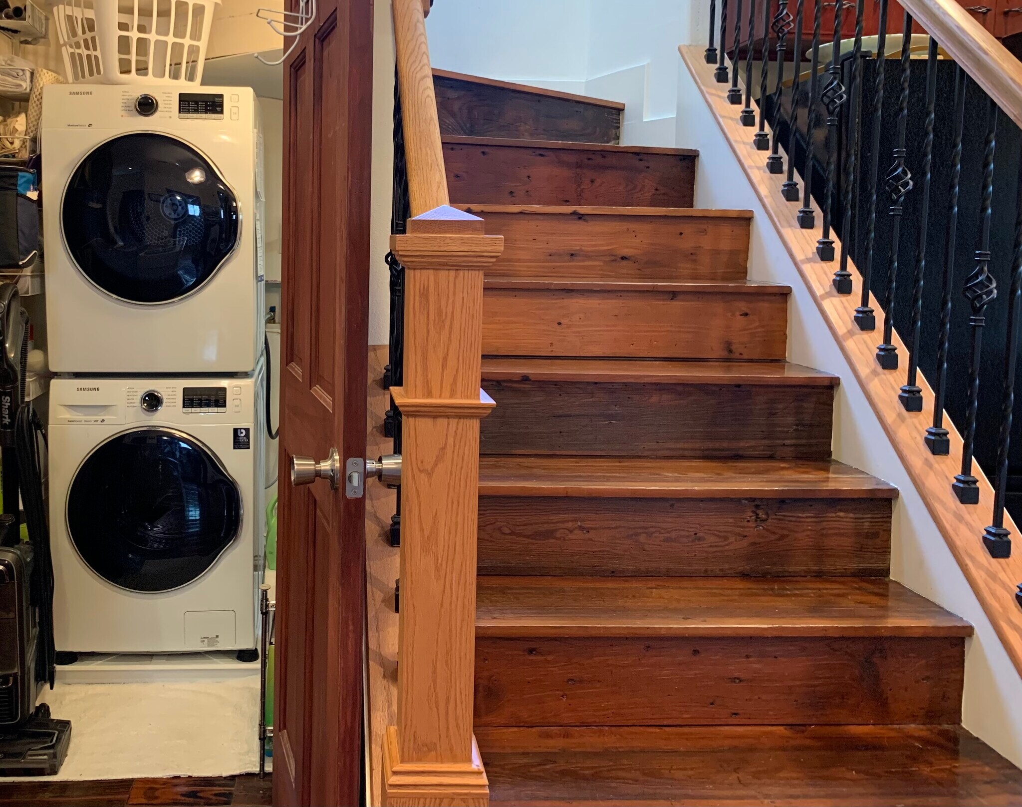 Washer and dryer on sight. Common area. Room for rent. Short term. All bills included. Furnished. - 905 Prospect Ave