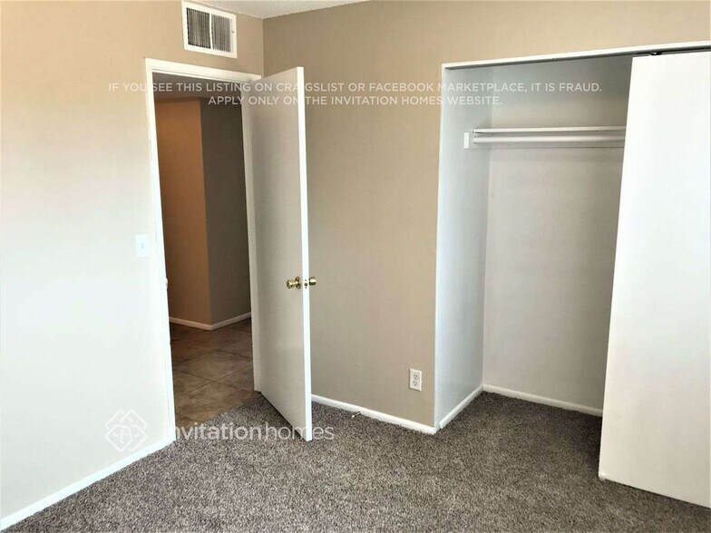 Building Photo - 3409 W Poinsettia Dr