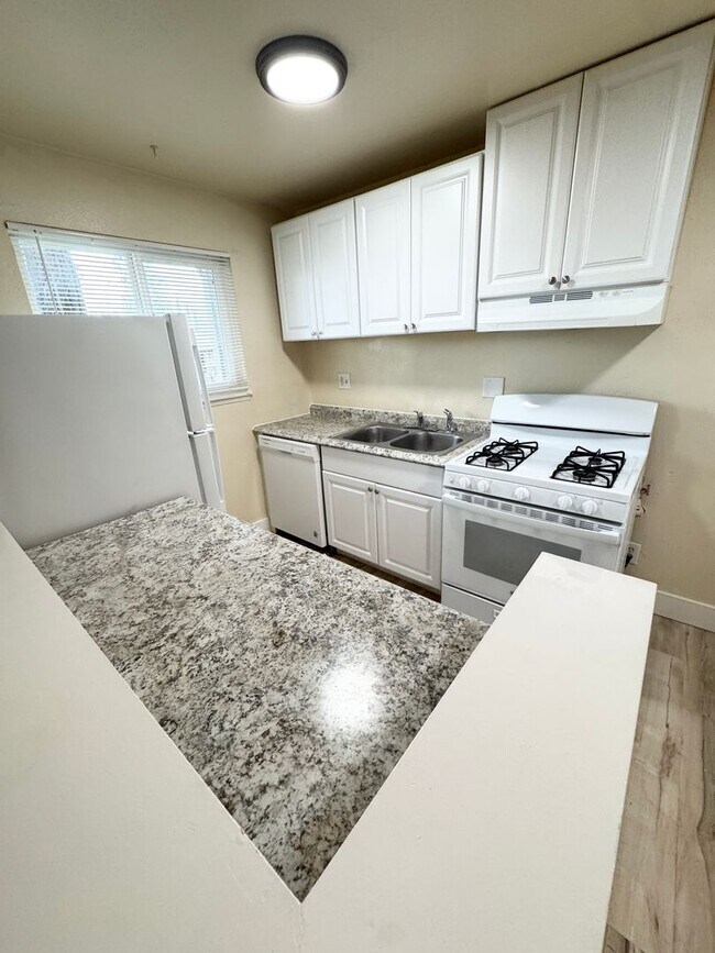 Building Photo - One Bedroom One Bath Apartment with Patio and Small Yard SEE VIDEO